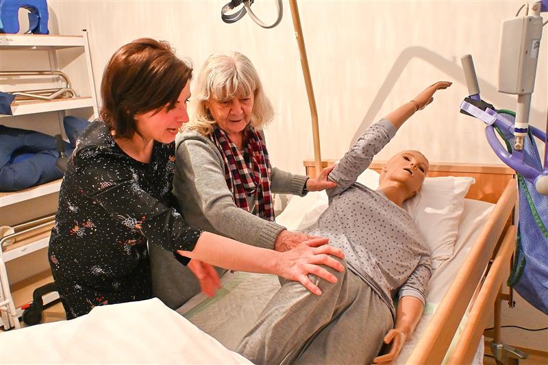 V rámci setkání členů Svépomocné skupiny pro pečující, které se uskutečnilo ve Středisku sociálních služeb města Kopřivnice, si zájemci mohli vyzkoušet, jak polohovat opečovávanou osobu.