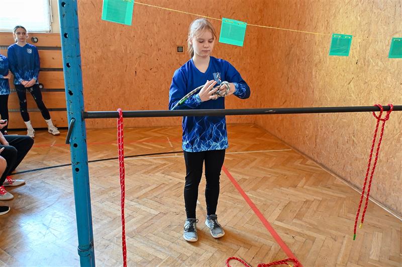 Jednou ze soutěžních disciplín Lubinské minihalovky bylo i uzlování na čas.