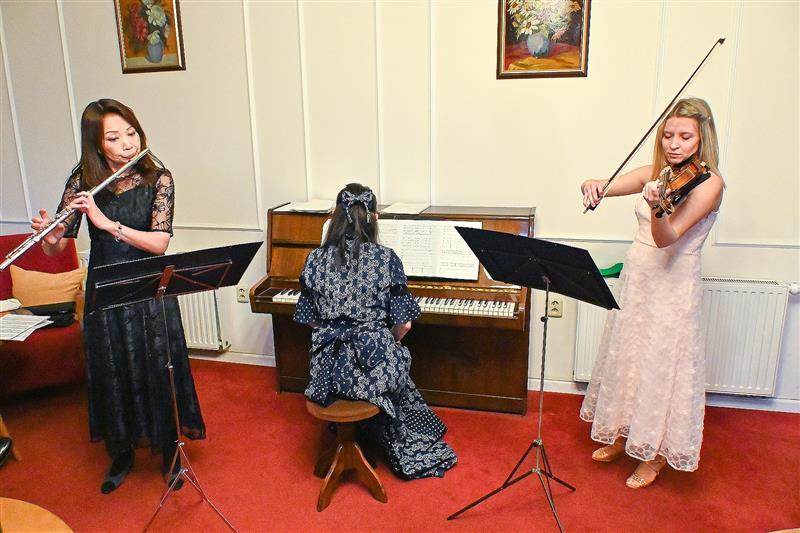 Letošní ročník hudebního projektu Jablúčko a Sakura svedl dohromady nejen japonskou klavíristku Jukiko Sawa, klavíristku a houslistku Kristinu Tabachovou Hasserovou a flétnistku Shihoko Finda. Koncert se odehrál neplánovaně ve Vile Machů.