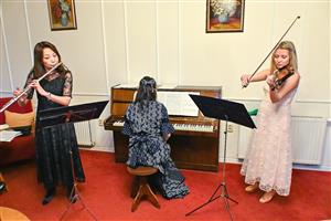 Letošní ročník hudebního projektu Jablúčko a Sakura svedl dohromady nejen japonskou klavíristku Jukiko Sawa, klavíristku a houslistku Kristinu Tabachovou Hasserovou a flétnistku Shihoko Finda. Koncert se odehrál neplánovaně ve Vile Machů.