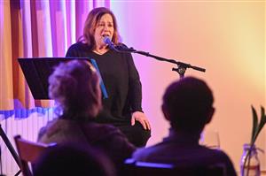 Herečka Jitka Smutná během svého písňového recitálu „V proudu budem stát“ zazpívala ve Vile Machů písně, které napsala v průběhu několika dekád.