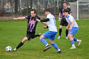Fotbalisté Vlčovic-Mniší (v bílých dresech zleva Matěj Vlček a Michael Holub) v prvním duelu jarní části doma s Trojanovicemi nedali branku a zůstali bez bodů.
