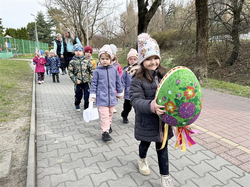 Do velikonoční výzdoby Nového náměstí se letos zapojily i děti z mateřských škol, jejichž úkolem bylo najít a následně dopravit do hnízda u Lašské brány symbolické kraslice.