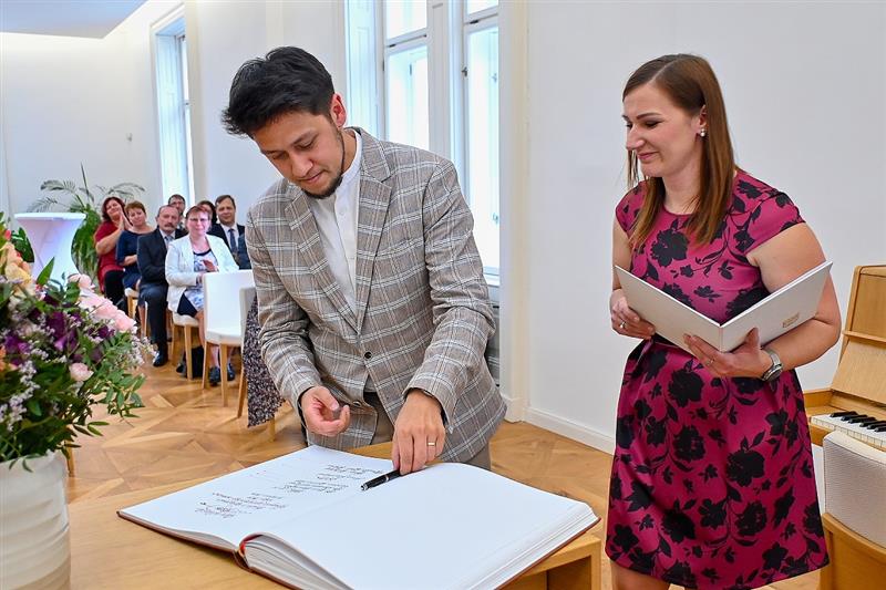 Jedním z 26 oceněných pedagogických pracovníků byl Robin Nguyen ze ZŠ sv. Zdislavy.