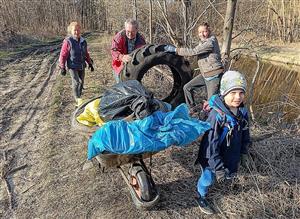 Lubinské spolky začaly uklízet o týden dřív, než byl hlavní termín akce Ukliďme Česko, ten nepříznivě ovlivnil návrat zimního počasí.