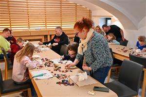 Minulou neděli vedla Jana Povalová na Fojtství jeden ze svých oblíbených workshopů enkaustiky a dnes v podkroví otvírá svou výstavu Labyrint snů a barev.