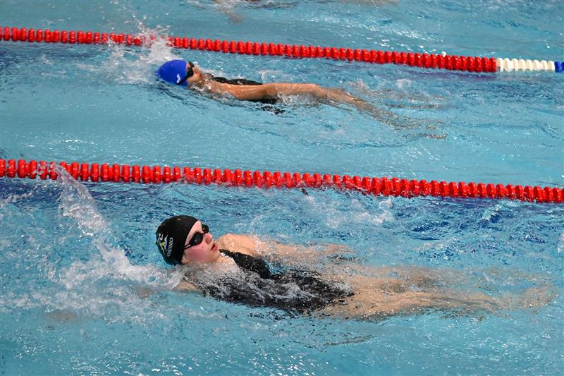 Kopřivnické plavkyně Hedvika Kontoršikov (v bližší dráze) a Lilly Chigozie absolvovaly závod na 100 m znak celý společně a při dohmatu je dělilo pouhých 44 setin.