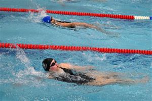 Kopřivnické plavkyně Hedvika Kontoršikov (v bližší dráze) a Lilly Chigozie absolvovaly závod na 100 m znak celý společně a při dohmatu je dělilo pouhých 44 setin.