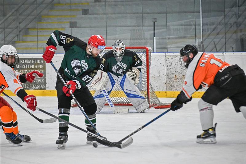 Hokejisté HC Rotor Bartošovice (zelené dresy) v tomto finálovém utkání 3. ligy přetlačili HC Lahvators 5:2 a po roce obhájili titul.