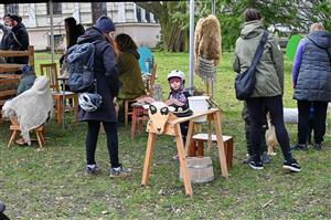 Součástí velikonočního jarmarku, který proběhl na Zelený čtvrtek, byla i mobilní salaš, kde se především děti mohly setkat nejen s živými ovečkami, ale také poznat způsoby zpracování vlny nebo si vyzkoušet trenažér dojení.