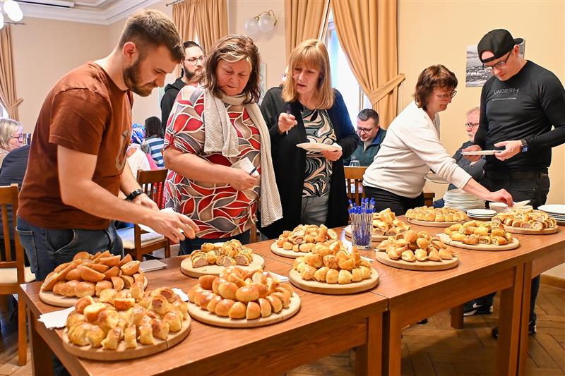 Na premiérovém ročníku soutěže Kopřivnický klobásník roku lidé hodnotili chuť 9 soutěžních a 2 nesoutěžních vzorků.