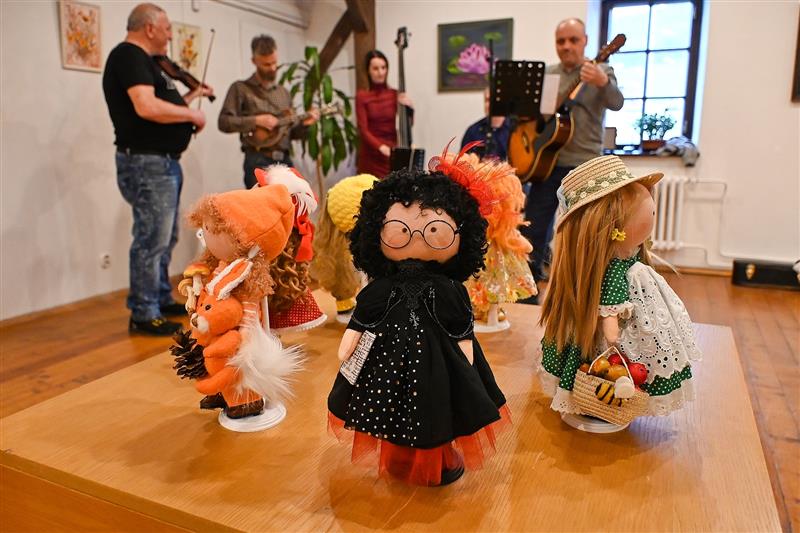 Vernisáž aktuální výstavy na Fojtství zpestřila kapela Příkop. Své práce tam nyní prezentuje štramberská výtvarnice Jana Povalová na výstavě nazvané Labyrint snů a barev.