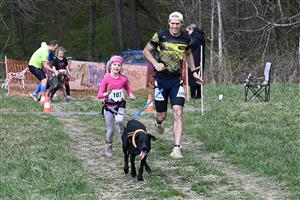 Na Beskydském tahounovi soutěžily bezmála tři desítky dětí a juniorů. Na snímku je čtvrtá mezi dětmi 7–10 let Kasia Podstavka (Carpathian Spirit/Mushing Team Ostrava).   FOTO: D. MACHÁČEK