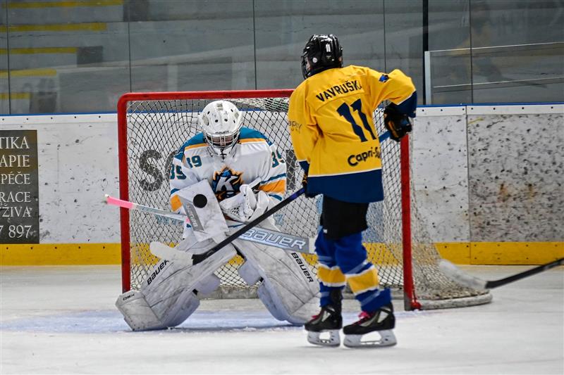 Hokejoví sedmáci Kopřivnice (bílé dresy) na domácím turnaji O kopřivnický puk v obou zápasech vždy těsně porazili silný Zlín. FOTO: MAREK HAVRAN