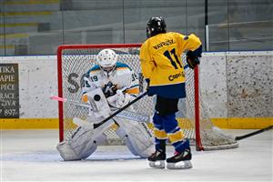 Hokejoví sedmáci Kopřivnice (bílé dresy) na domácím turnaji O kopřivnický puk v obou zápasech vždy těsně porazili silný Zlín. FOTO: MAREK HAVRAN