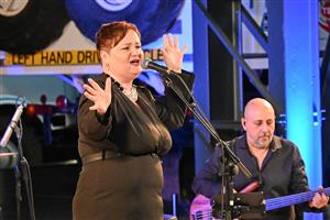 Hudební výlety nabídly koncert Sylvie Bee s kapelou v prostředí Muzea nákladních automobilů Tatra. FOTO: DAVID MACHÁČEK