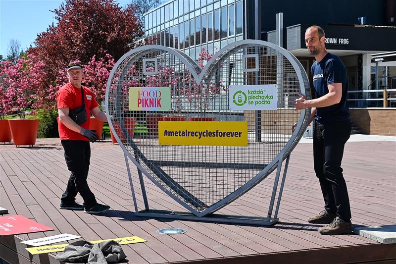 Každou středu po dobu sběru plechovek bude od 14 hodin probíhat informační kampaň. Lidem připomene, že plechovky patří do žlutých nádob na plasty a ti, co se zapojí do sběru, získají i drobné dárky.