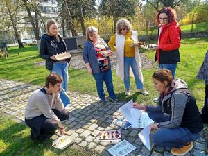 Pedagogové, kteří absolvovali v dubnu workshop, se učili, jak co nejjednodušeji vyučovat děti v přírodě, aniž by to vyžadovalo využití složitých pomůcek.