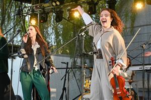 Součástí programu letošní filipojakubské noci v Kopřivnici bylo i energické vystoupení dívčí kapely Beltane Girls hrající irský folk.