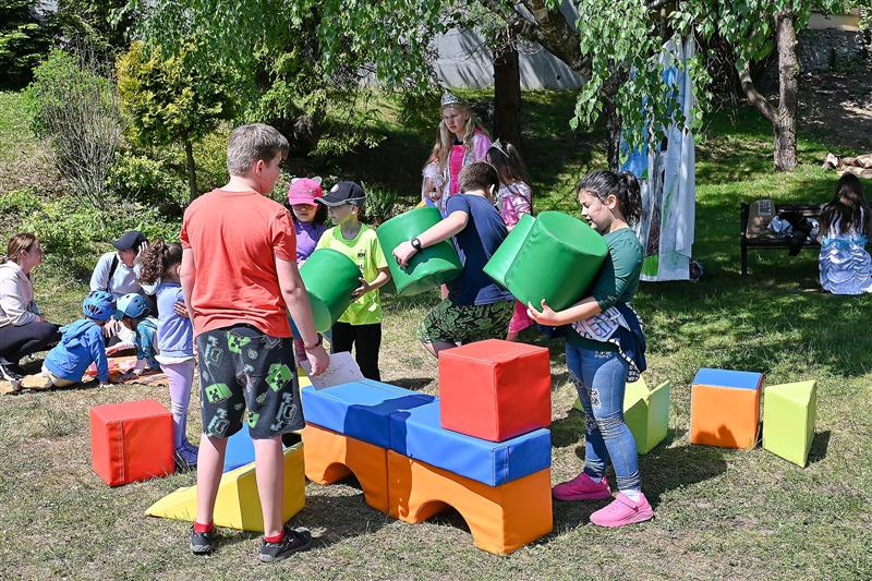 Součástí Velkého spojení pro malého hrdinu byl i pohádkový les v režii ZŠ Mniší, kterou Viktor navštěvuje. Připraveno bylo deset stanovišť s propracovanými úkoly.