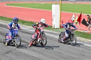 Fanoušci ploché dráhy se letos poprvé sešli na letním stadionu, v klubovém sponzorském souboji SPT vs. PROFIL Team se prosadil prvně jmenovaný i s J. Mackem (vpravo) v sestavě.