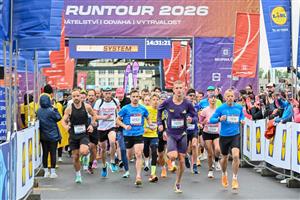 Kopřivnici opět obsadili běžečtí nadšenci z celé země. Uplynulou sobotu se tady konal třetí podnik letošní série ČEZ RunTour, který v areálu Tatry a na polygonu zvládlo na 1 400 běžců, Na snímku start hlavního běhu na 10 km, ve fialovém (č. 1375) je pozdě