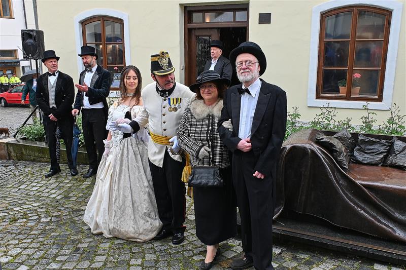 Přímo Sigmund Freud s rodinou  symbolicky otevřel novou muzejní expozici ve svém příborském rodném domě. Muzeum přivítalo první návštěvníky v neděli 17. května v rámci Freud festu pořádaného u příležitosti 170. výročí psychoanalytikova narození.