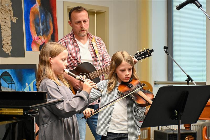 Koncert Hraje celá rodina nabídl v sále ZUŠ Zdeňka Buriana společné vystoupení žáků školy a jejich rodinných příslušníků.