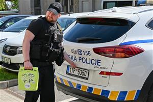 Součástí výbavy služebního vozu kopřivnické městské policie je nově i automatický externí defibrilátor.