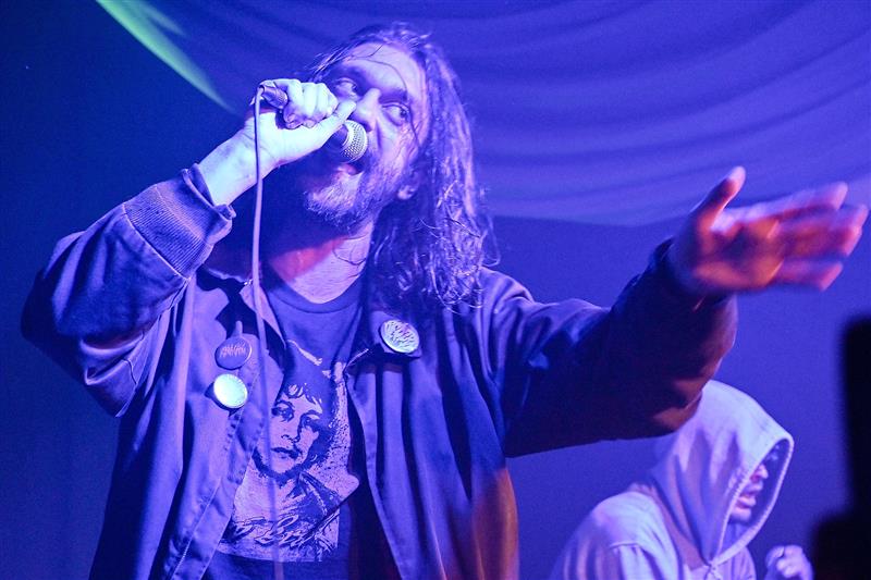 Slovenský hudebník a aktivista Denis Bango se svým projektem FVCK_KVLT byl hvězdou letošního ročníku kopřivnického nezávislého MNDL Festu.