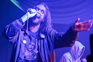 Slovenský hudebník a aktivista Denis Bango se svým projektem FVCK_KVLT byl hvězdou letošního ročníku kopřivnického nezávislého MNDL Festu.