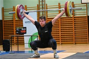 Roman Freml na snímku zvedá nad hlavu 105 kg v trhu, nakonec dal 115 kg, v nadhozu pak 130 kg a v domácím 2. kole Ligy juniorů přispěl k vítězství svého týmu.