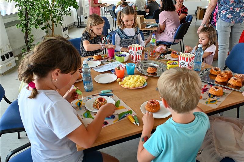 V rámci setkání Bábovkového dne si děti zdobení upečených báboviček užívaly.