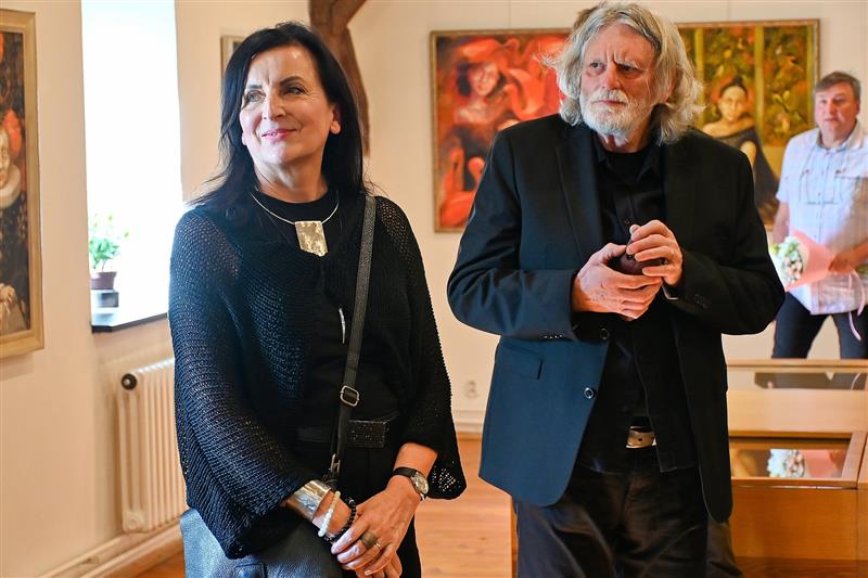 Alena Schäferová před týdnem otevřela svou samostatnou výstavu v Muzeu na Fojtství. K vidění jsou obrazy a kresby, které vytvořila za posledních bezmála třicet let.