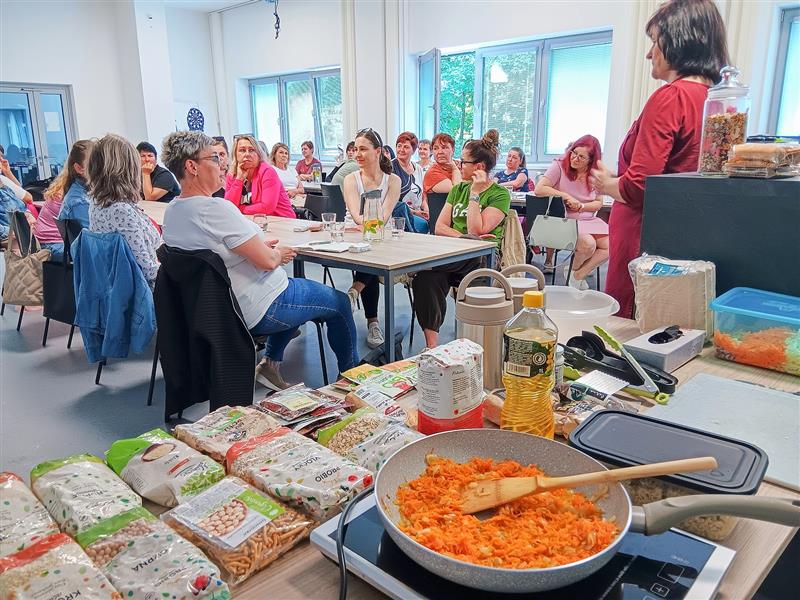 Praktický workshop pro vedoucí školních jídelen a kuchařky nabídl inspirativní a praktické ukázky jídel s možností ochutnávky pro školní kuchyně.