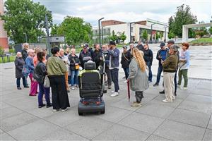 Premiérová komentovaná procházka městem přilákala minulý týden zhruba tři desítky zájemců.