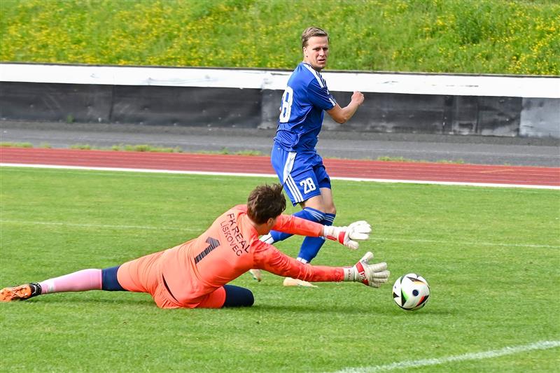 Loučení se sezonou vyšlo fotbalistům Kopřivnice na výbornou, na snímku právě překonává gólmana Lískovce brankou na 2:0 nejlepší střelec celé soutěže Marek Socha.