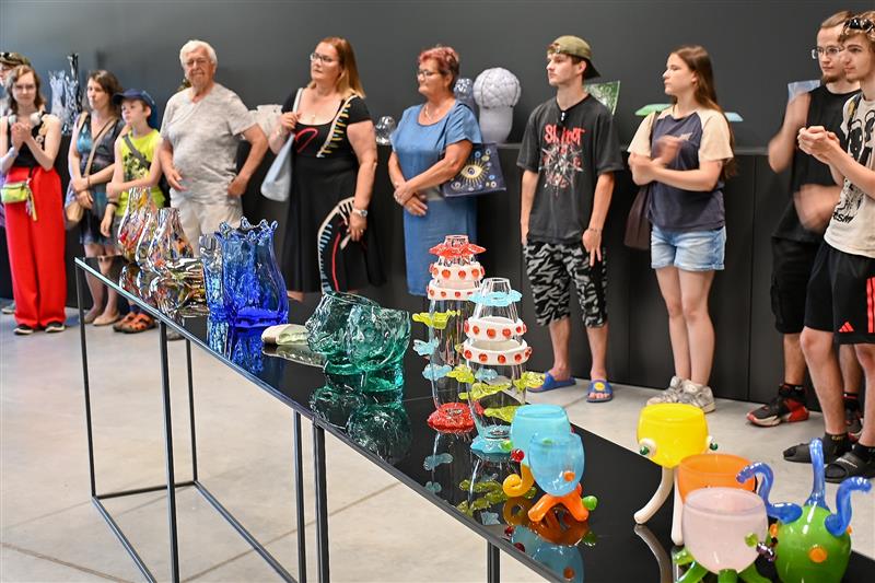 Výstava s názvem Žeru sklo, sklo žeru byla ve středu 24. června slavnostně zahájena v prostorách Muzea nákladních automobilů Tatra. Své práce na ní vystavuje 34 studentů oborů Výtvarné zpracování skla a světelných objektů a Uměleckořemeslné zpracování skl