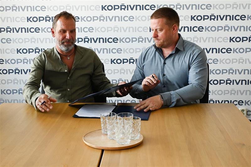Jednatel developerské společnosti JTA exklusive Alan Jančík (vlevo) a starosta Kopřivnice Adam Hanus při podpisu smlouvy o prodeji pozemků v lokalitě Západ. FOTO: DAVID MACHÁČEK