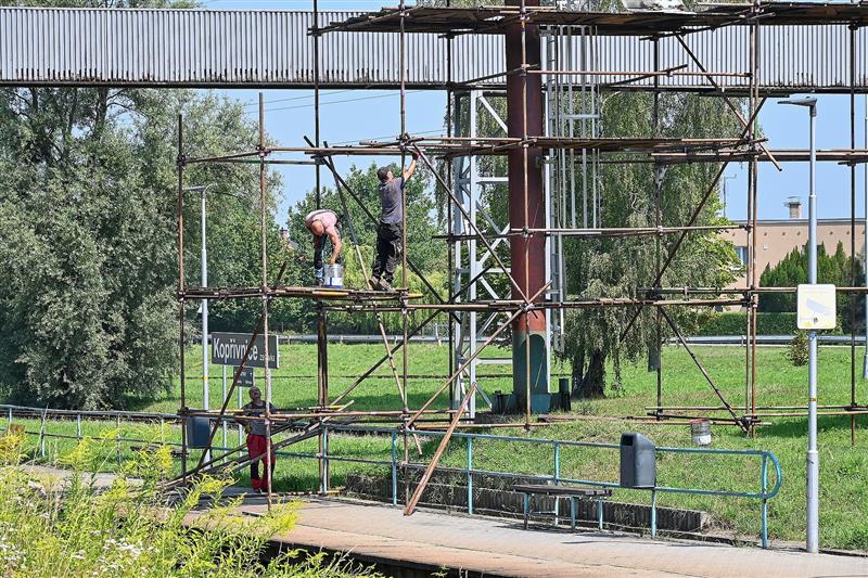 Revitalizace nadzemního teplovodu uzavřela chodník kolem vlakové zastávky nejen pro pěší, ale i průjezd cyklistů. Současně bude probíhat i rekonstrukce vlakové zastávky