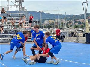 Mladší dorostenci KH Kopřivnice (modré dresy) v tomto utkání o bronz na centrálním hřišti turnaje přímo u moře porazili slovenskou Šalu a slavili bronz.