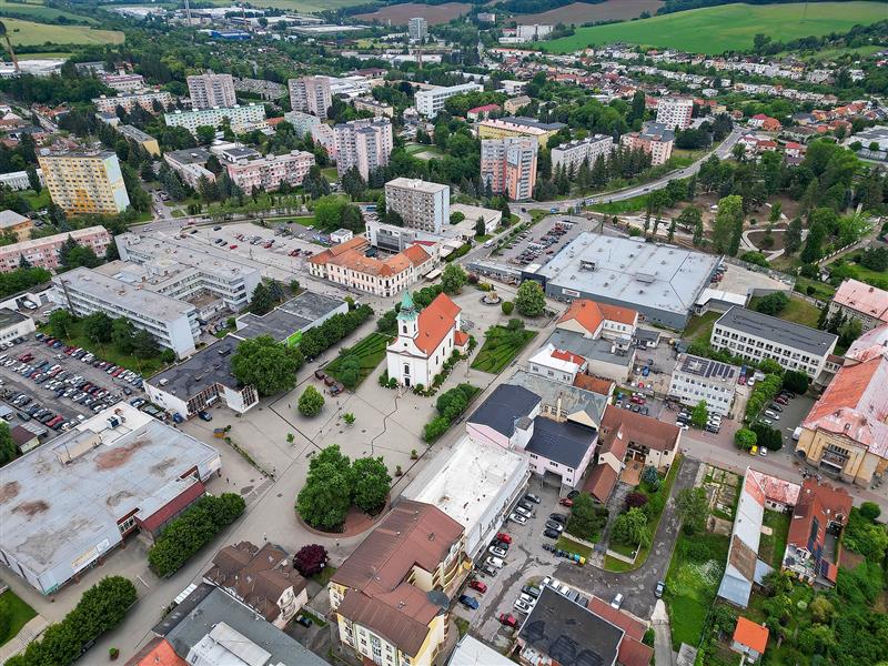 Historické budovy v Bánovcích nad Bebravou bezprostředně sousedí s panelovou zástavbou z druhé poloviny minulého století.