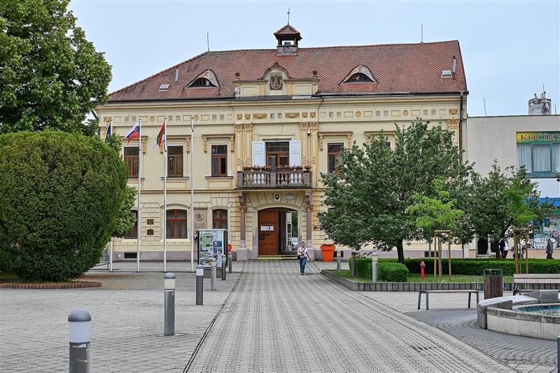 Jednou z nejzajímavějších budov na náměstí je historický objekt bánovecké radnice, tzv. Mestský dom.