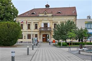 Jednou z nejzajímavějších budov na náměstí je historický objekt bánovecké radnice, tzv. Mestský dom.