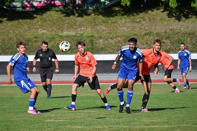 Fotbalisté FC Kopřivnice (modré dresy) v úvodním mistráku nové sezony v 6. lize rychle vedli 1:0, ale zápas s Horní Suchou prohráli 2:4.