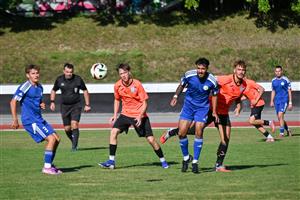 Fotbalisté FC Kopřivnice (modré dresy) v úvodním mistráku nové sezony v 6. lize rychle vedli 1:0, ale zápas s Horní Suchou prohráli 2:4.