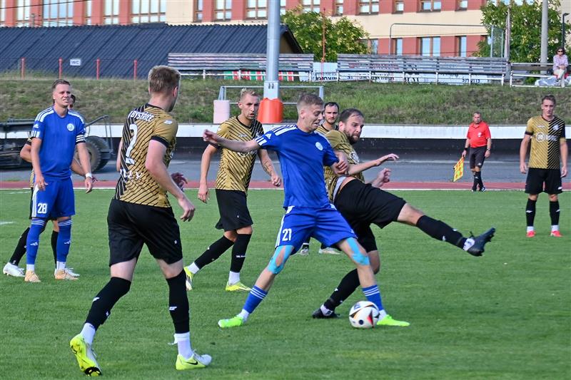 Fotbalisté Kopřivnice (modré dresy) sehráli proti Bystřici zatím nejlepší zápas sezony a brali tři body. Gólem pomohli bratři Tomáš Socha (č. 21) i kapitán Marek Socha (č. 28).