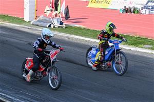 Během prvoligových bojů v Kopřivnici se fanouškům ve vložených jízdách představili i mladí domácí talenti na motocyklech 125 ccm.