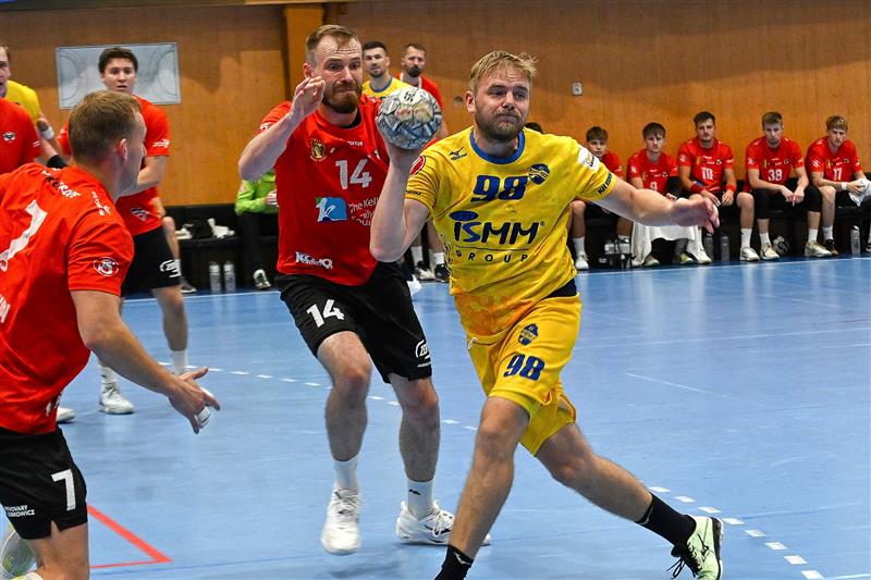 Házenkáři Kopřivnice (žluté dresy, s míčem Marek Bukovský) v prvním domácím duelu sezony vedli už o čtyři branky, ale nakonec prohráli o osm gólů.