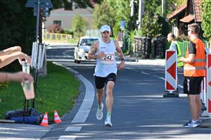 Absolutním vítězem 24. ročníku Běhu rodným krajem Emila Zátopka se uplynulou sobotu stal český běžec Adam Szymanik (na snímku při průběhu občerstvovací stanicí Veřovice). Závod dokončilo celkem 258 běžkyň a běžců a k tomu 31 štafet.